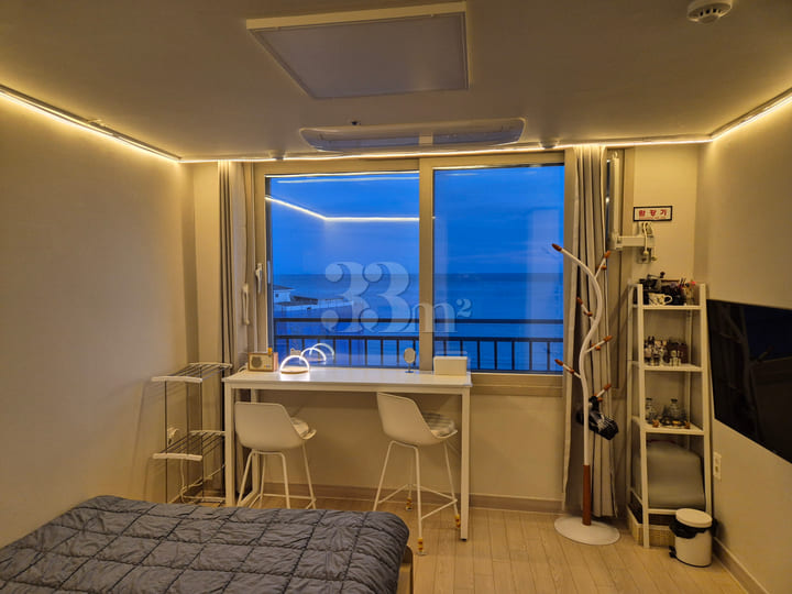 Songjeong Beachfront ♡ One-Month Stay 방 이미지