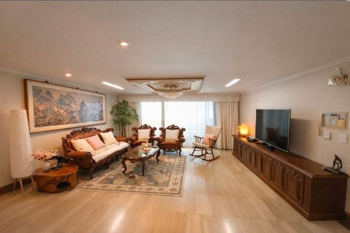 50-pyeong, three-bedroom apartment near a sub 8th image
