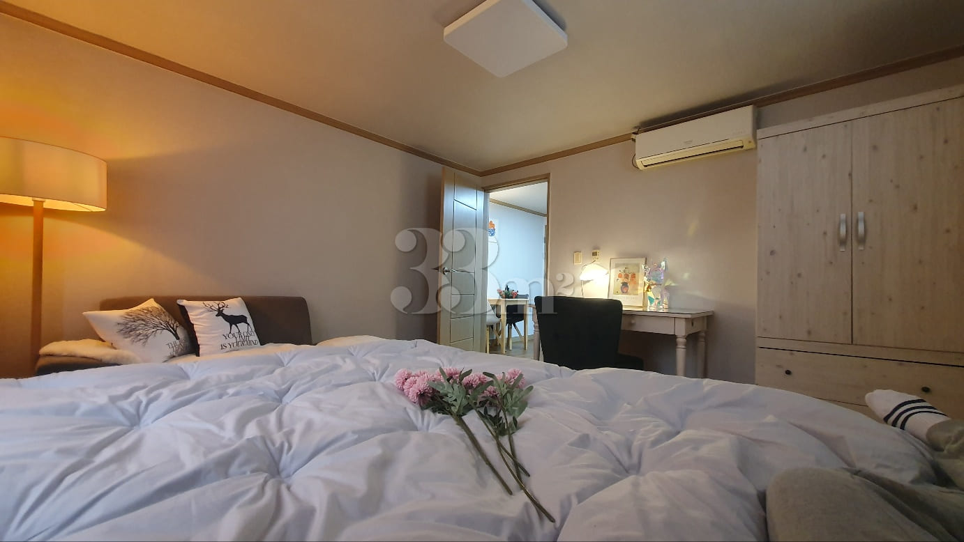 JJ Room 9th image
