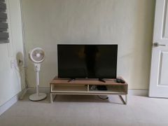 Clean, modern house. 14th image
