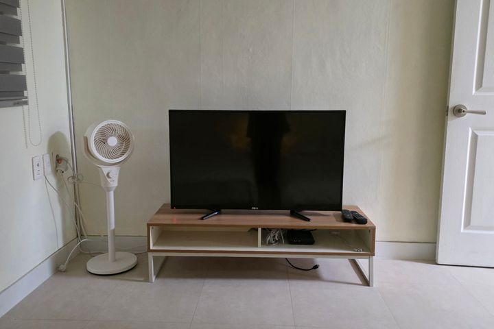 Clean, modern house. 14th image