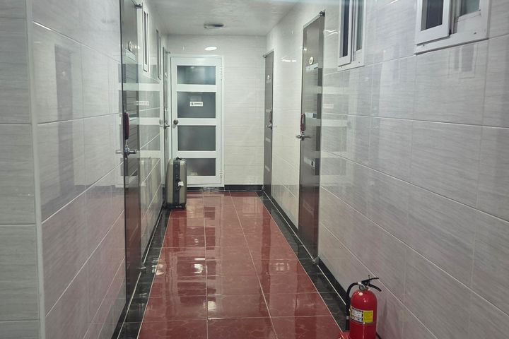 Room 203 5th image