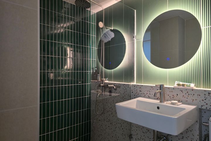 🎨Luxury Remodeled Apartment with a Great Vie 19th image