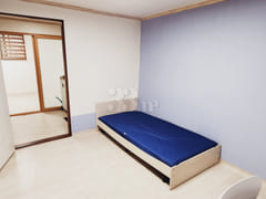Fully furnished studio (Unit 4) with parking 6th image