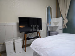 Pretty white room near Daiso 3th image
