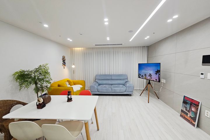 Luxurious, spotless 33-pyeong home 0th image