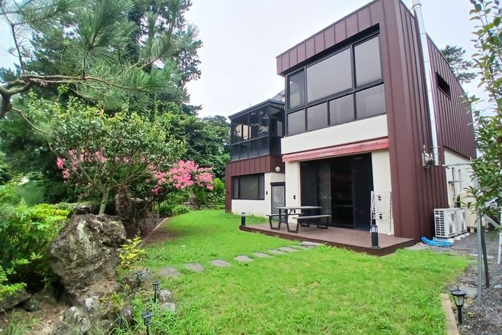 Three-bedroom detached house with a fireplace 5th image