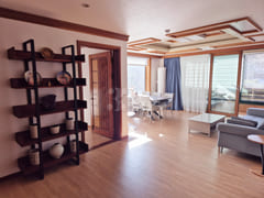 Spacious 3-bedroom villa with mountain views 3th image