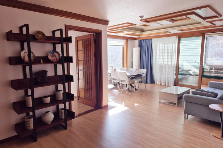 Spacious 3-bedroom villa with mountain views 3th image