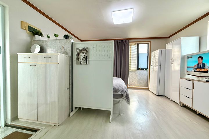 Spacious accommodation in Yeongdeungpo 6th image