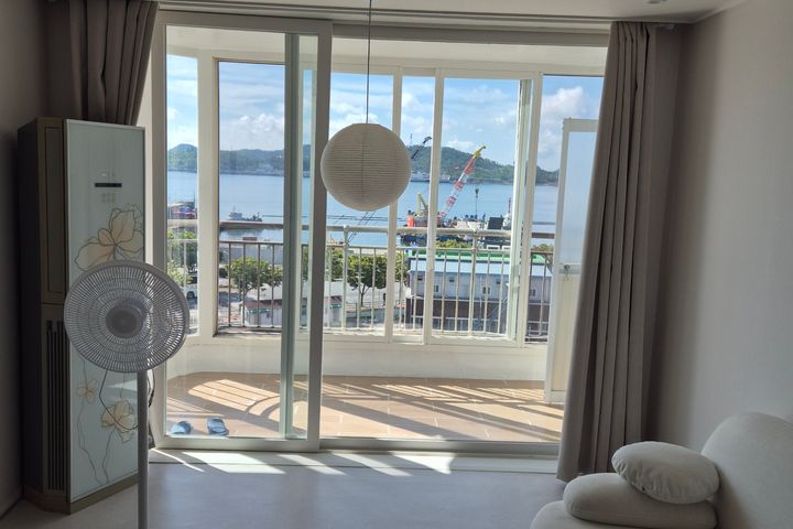 3-bedroom apartment with an ocean view 0th image