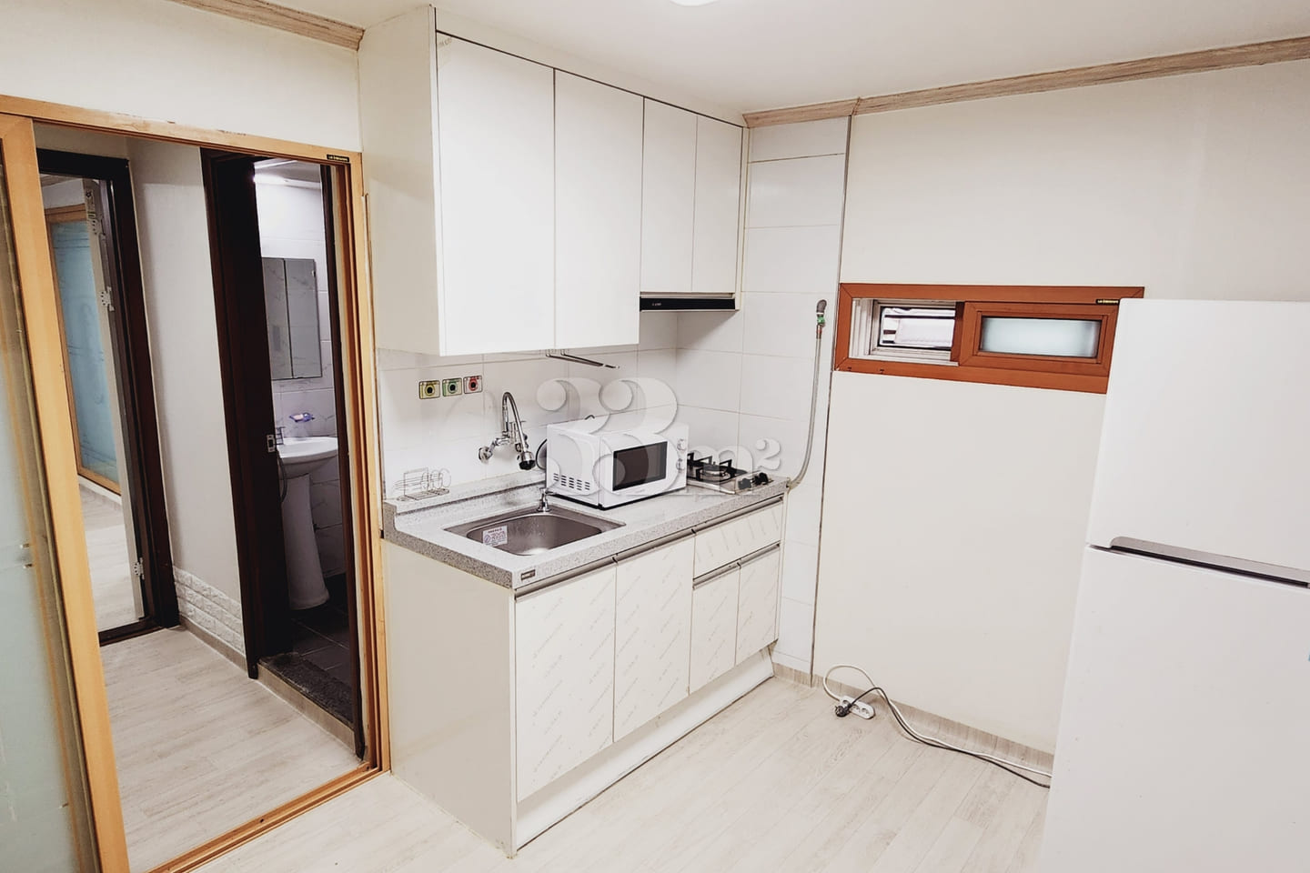 Fully furnished studio (Unit 4) with parking  10th image