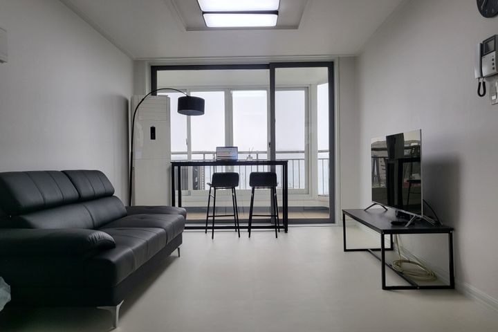 3-bedroom apartment with an ocean view 1th image
