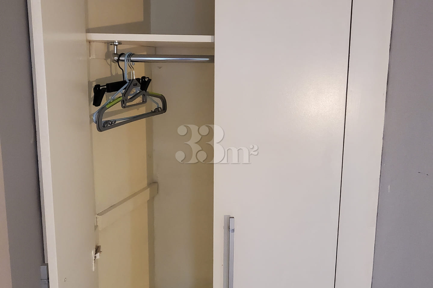 A clean room with good accessibility. 3th image