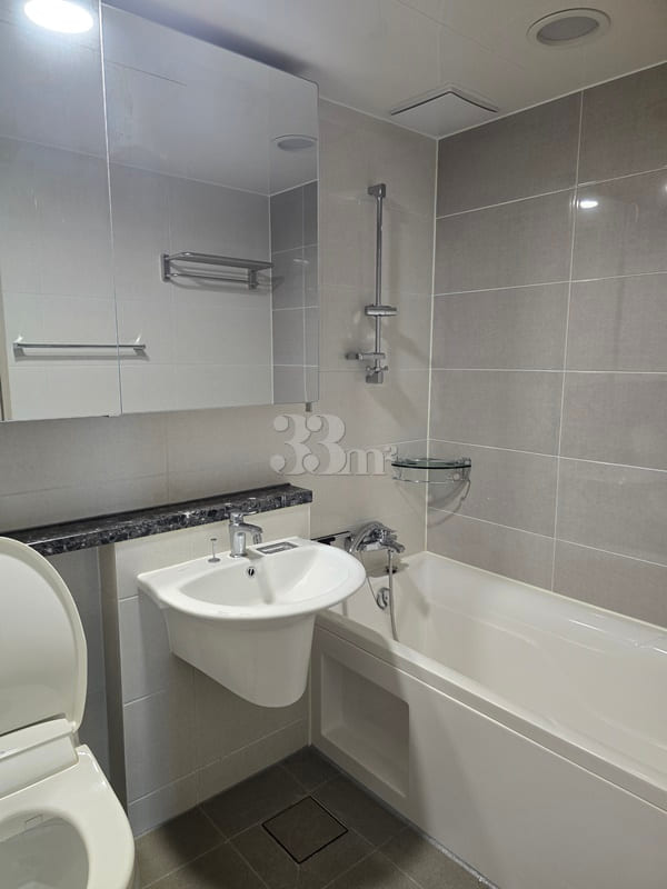 Songdo high-rise unit with 3 bedrooms and a s 3th image