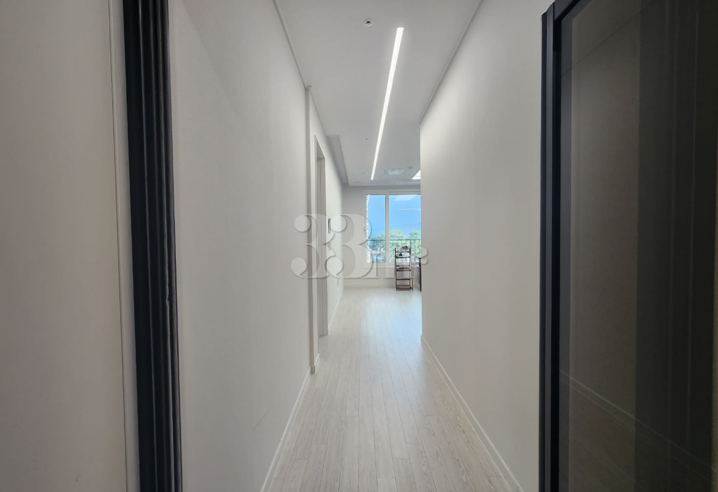 Apartment-style layout: 2 bathrooms 8th image