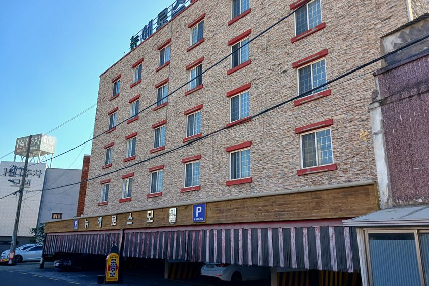 Motel bed room 3th image