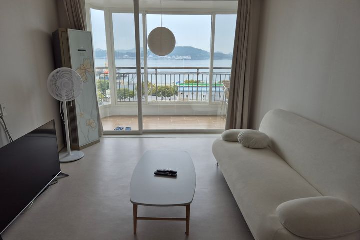 3-bedroom apartment with an ocean view 2th image
