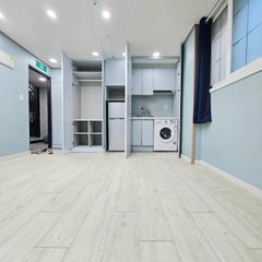 A great house to live in near the subway stat Unit Image