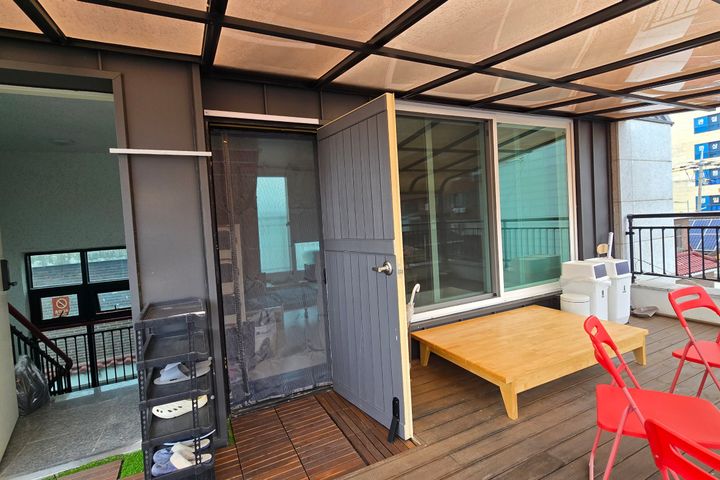 Fully furnished accommodation with a spacious 19th image