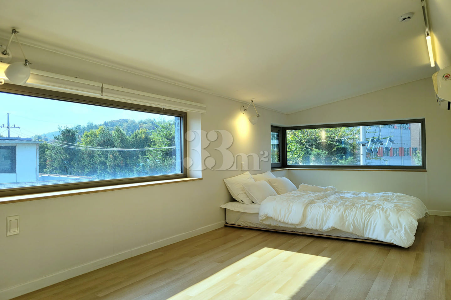 Top-floor unit overlooking the lake park [adj 17th image