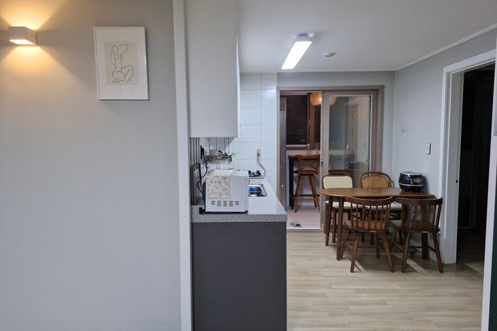 Fully furnished, stylish space just 5 minutes 7th image