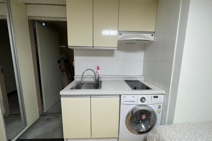 2 minutes from Nonhyeon Station (studio apart 1th image