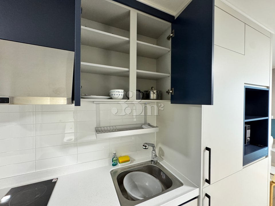 Fully furnished unit right in front of the Se 15th image