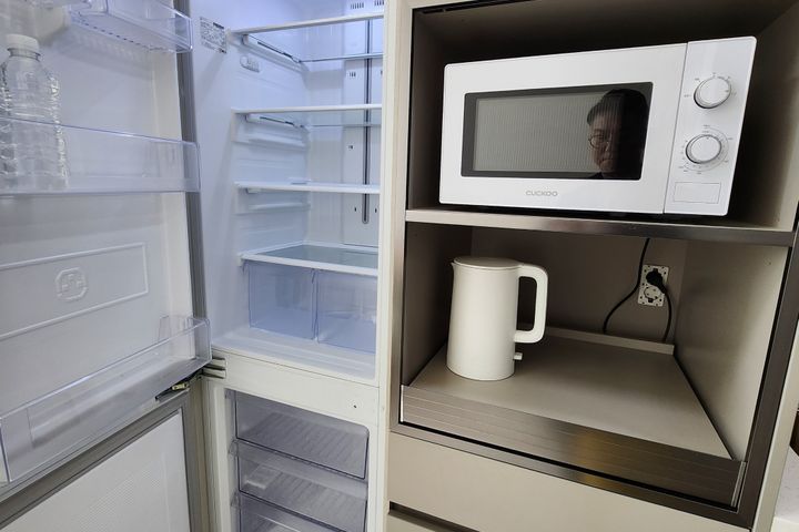 Right by the subway station. Spacious duplex 19th image