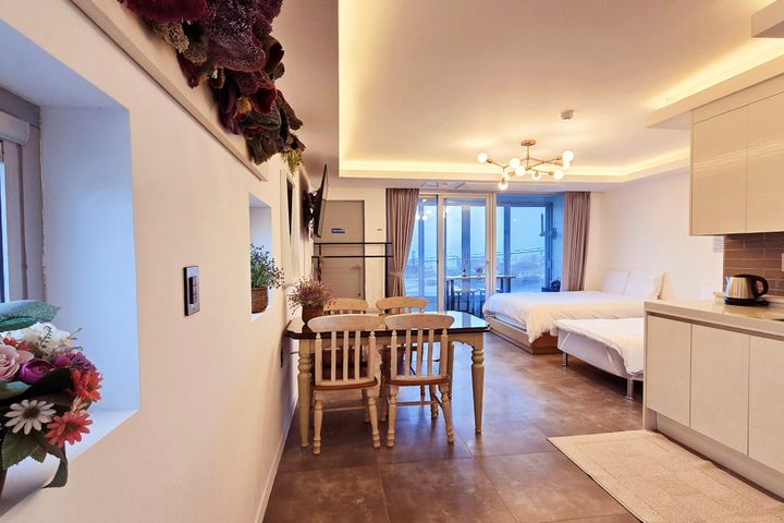 Spacious rooms and ocean views. 1th image