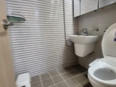 3-bedroom, 2-bathroom apartment near the subw 3th image