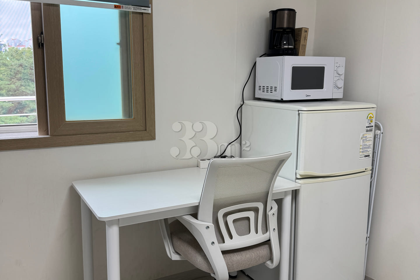 Studio apartment with a terrace near the back 3th image
