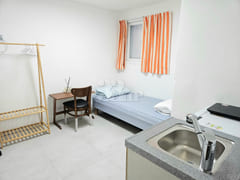 Clean studio apartment in a triple station ar 0th image