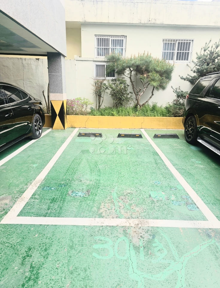 Fully furnished studio apartment near City Ha 14th image