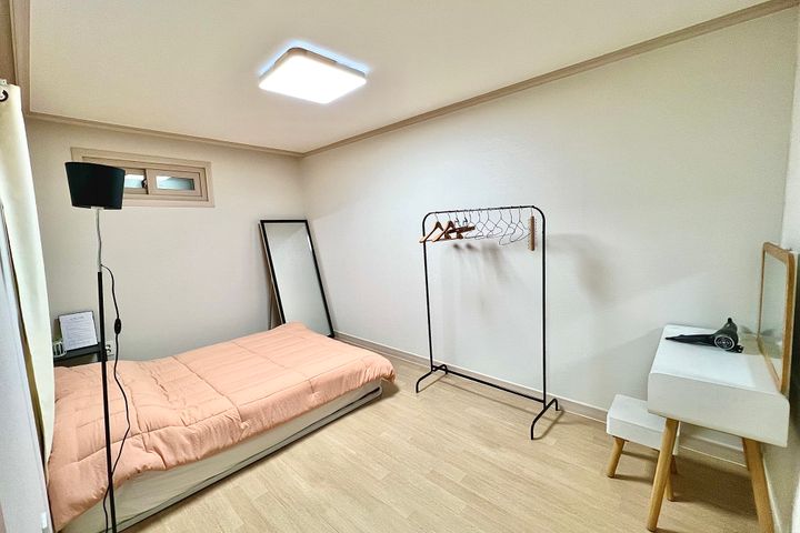Kongkong House: A Stylish Private House 1th image