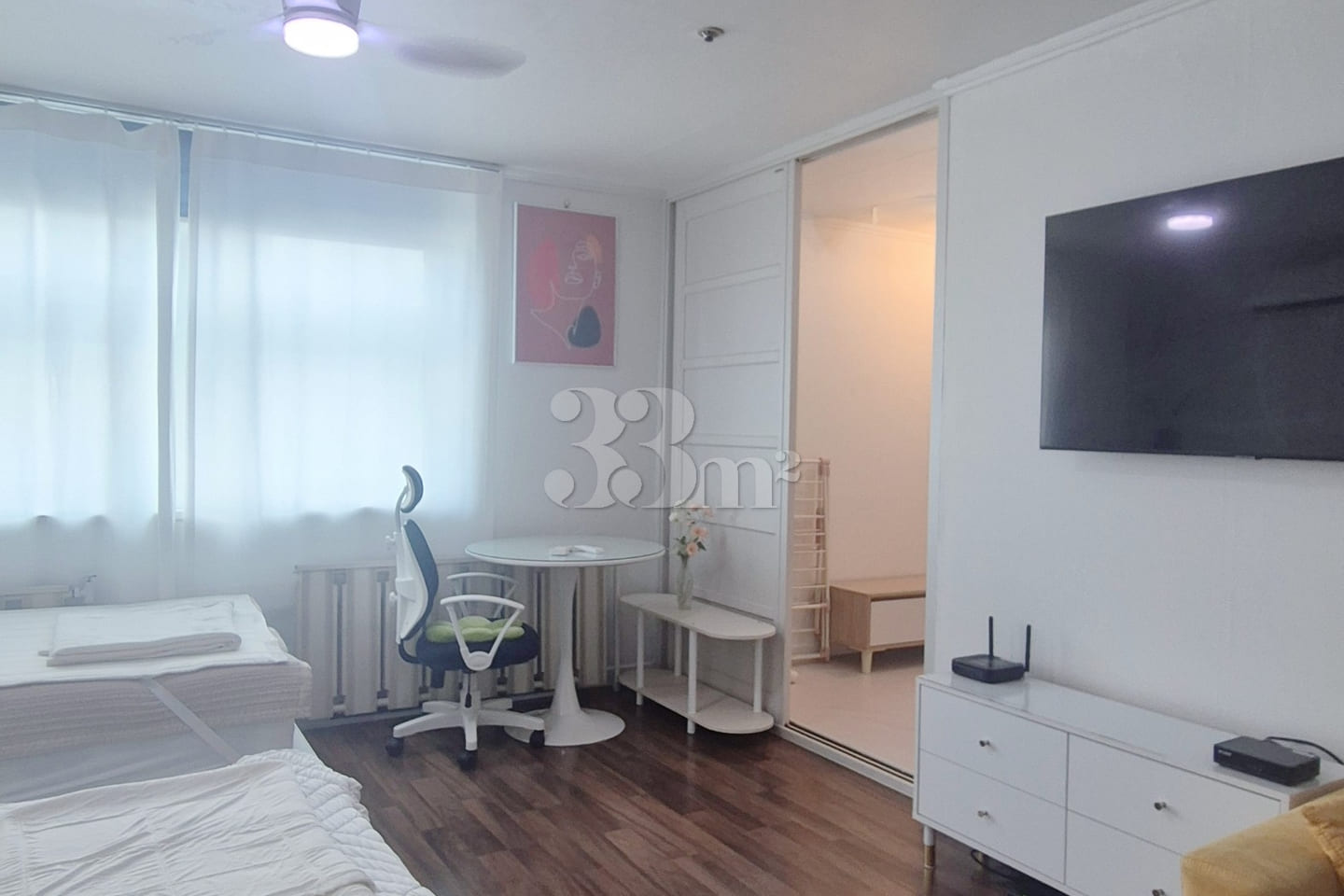 Great location in Sinchon; spacious room. 7th image