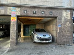 Large studio apartment near the subway statio 8th image