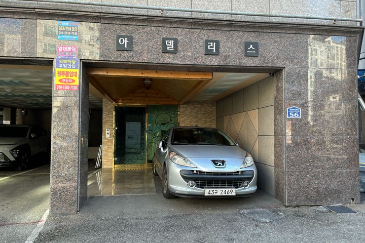 Large studio apartment near the subway statio 8th image