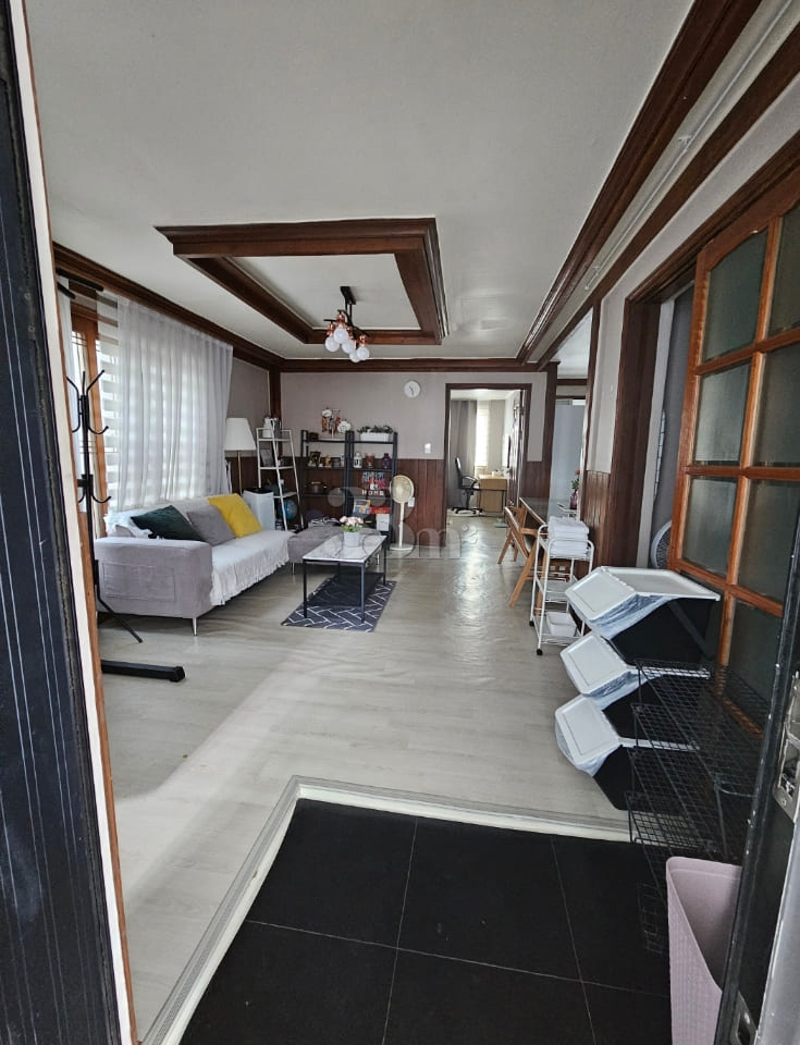 3-bedroom unit, 4th floor, 2-minute walk from 15th image