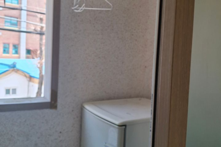 Room 202 7th image
