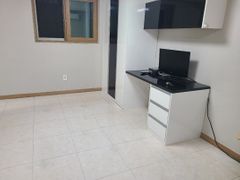 Room 502 5th image