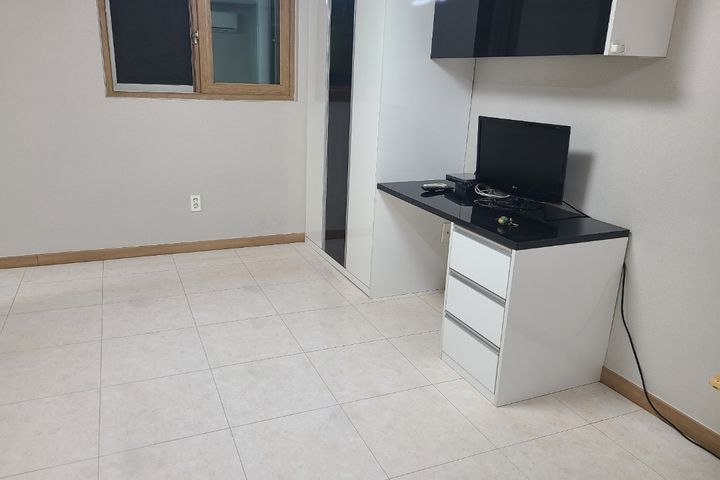 Room 502 5th image