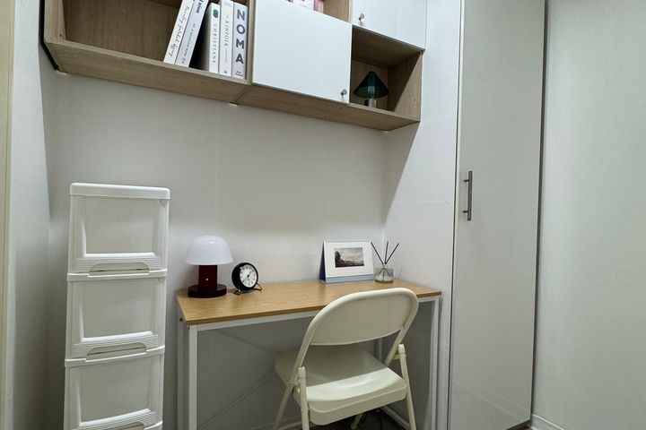 Mini-room with an interior-facing window and  2th image