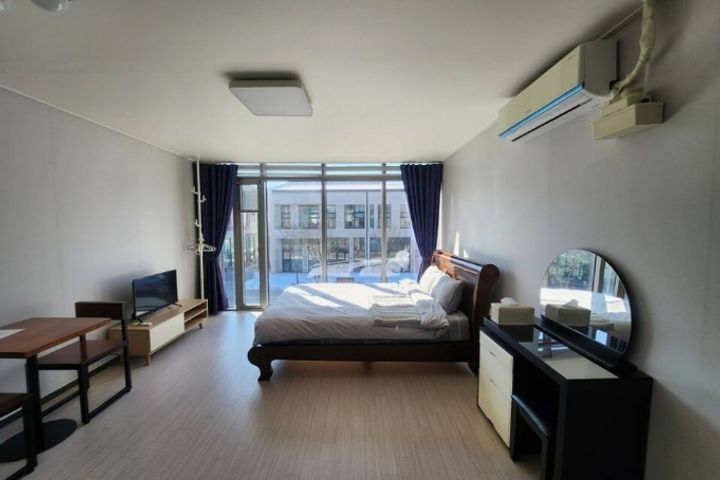 A room with a beautiful view and floor-to-cei 1th image