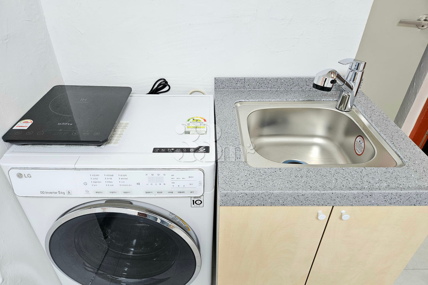 Clean studio apartment in a triple station ar 7th image