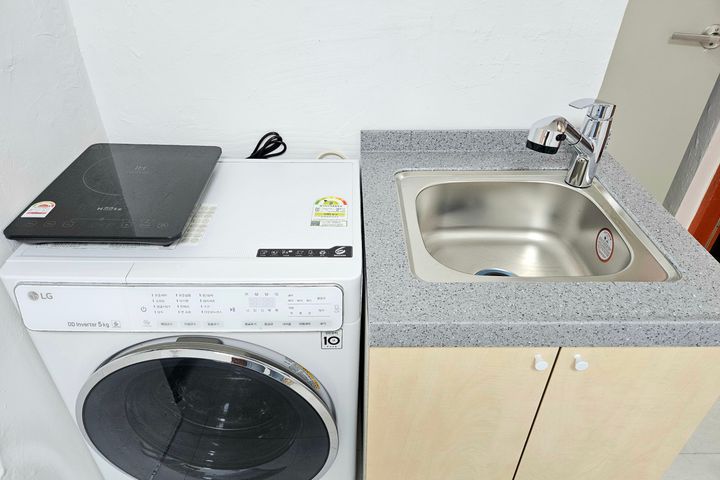 Clean studio apartment in a triple station ar 7th image