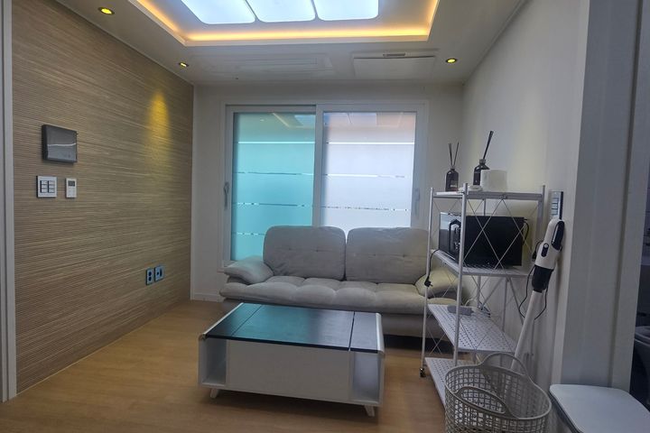 Clean Gaebong-dong unit with a small terrace 9th image