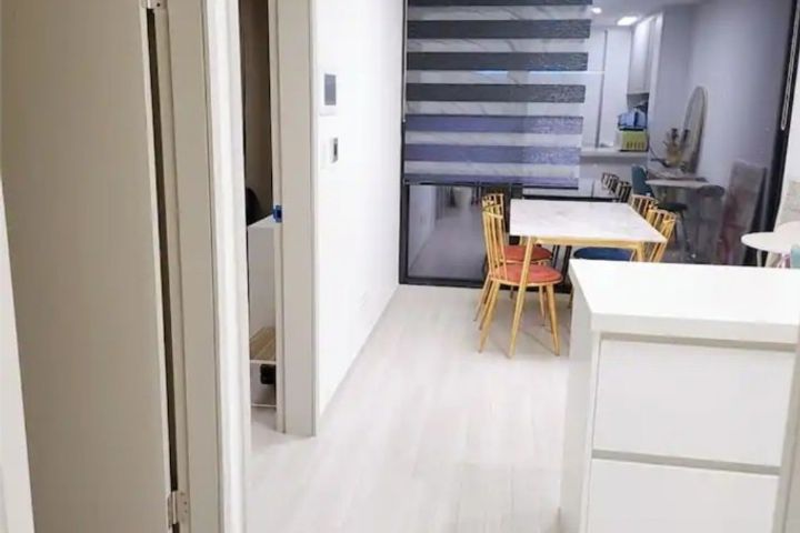 A rare, hotel-quality two-bedroom :) 3th image