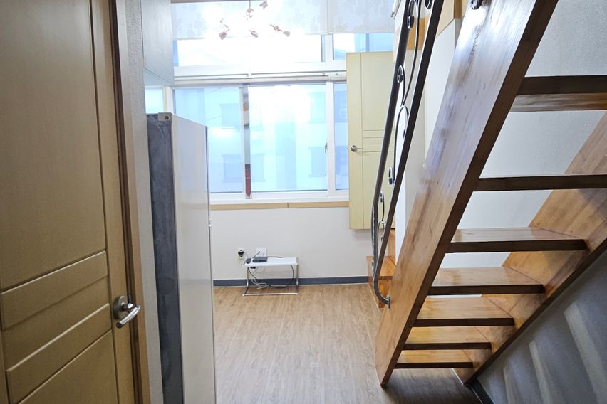 채광 좋고 넓은 복층 1번째 이미지