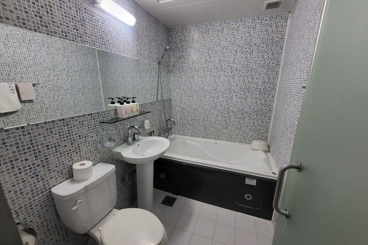 Standard room, one double bed 3th image